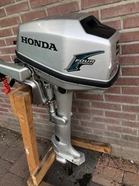 Goede en mooie Honda 5pk 4takt langstaart buitenboordmotor. Voorzien van een onderhoudsbeurt en vaarklaar geleverd incl. externe brandstoftank